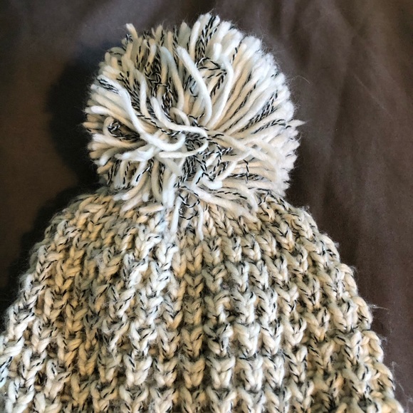 White/grey tuque with puff ball - Picture 4 of 4